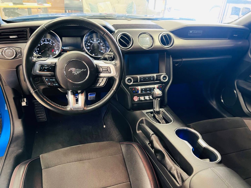 Ford Mustang Vehicle Full-screen Gallery Image 16