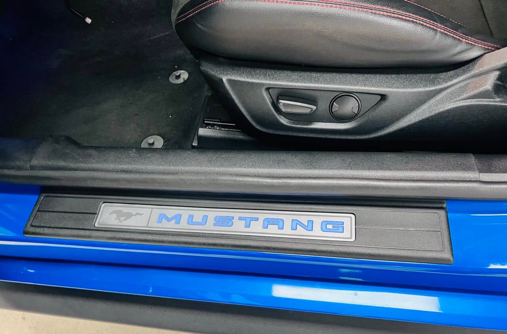 Ford Mustang Vehicle Full-screen Gallery Image 24