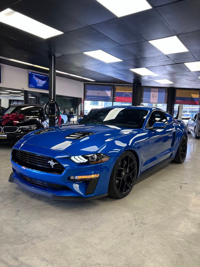 Ford Mustang Vehicle Full-screen Gallery Image 04