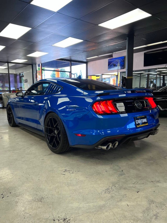 Ford Mustang Vehicle Full-screen Gallery Image 06