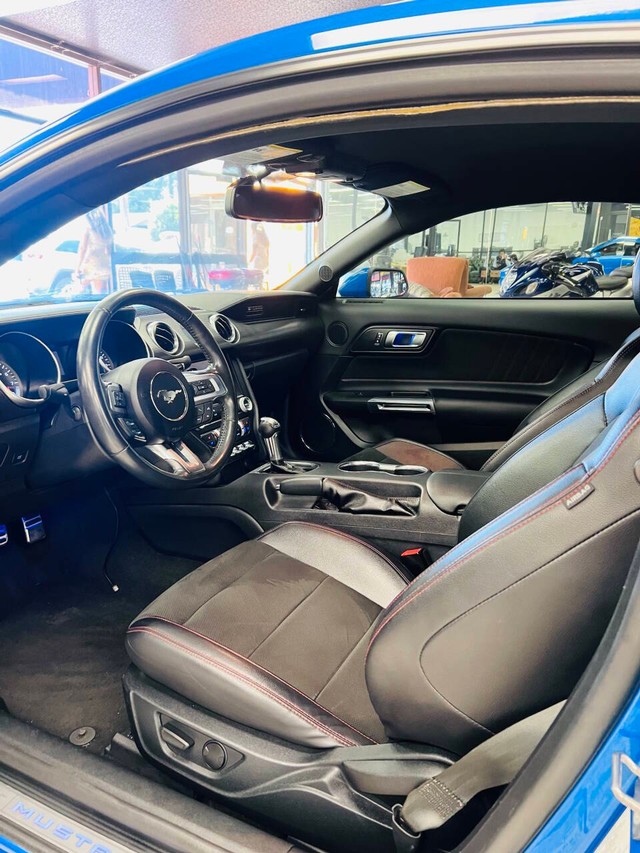 Ford Mustang Vehicle Full-screen Gallery Image 14