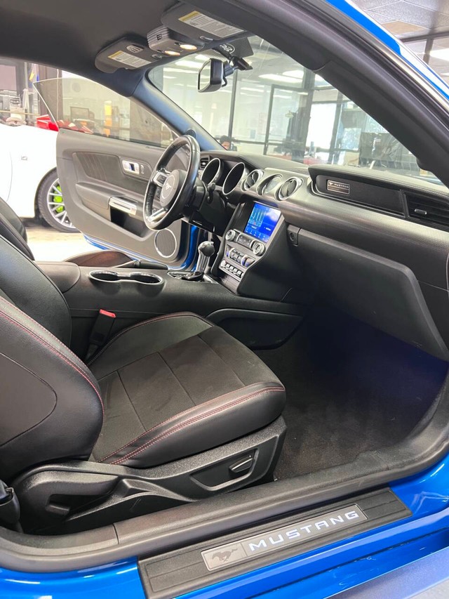 Ford Mustang Vehicle Full-screen Gallery Image 15