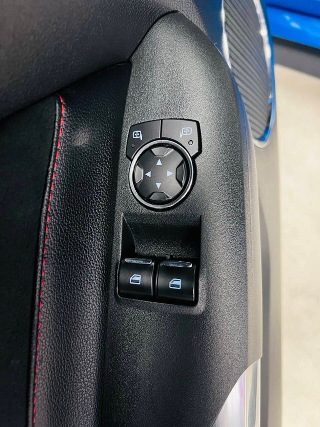 Ford Mustang Vehicle Full-screen Gallery Image 17