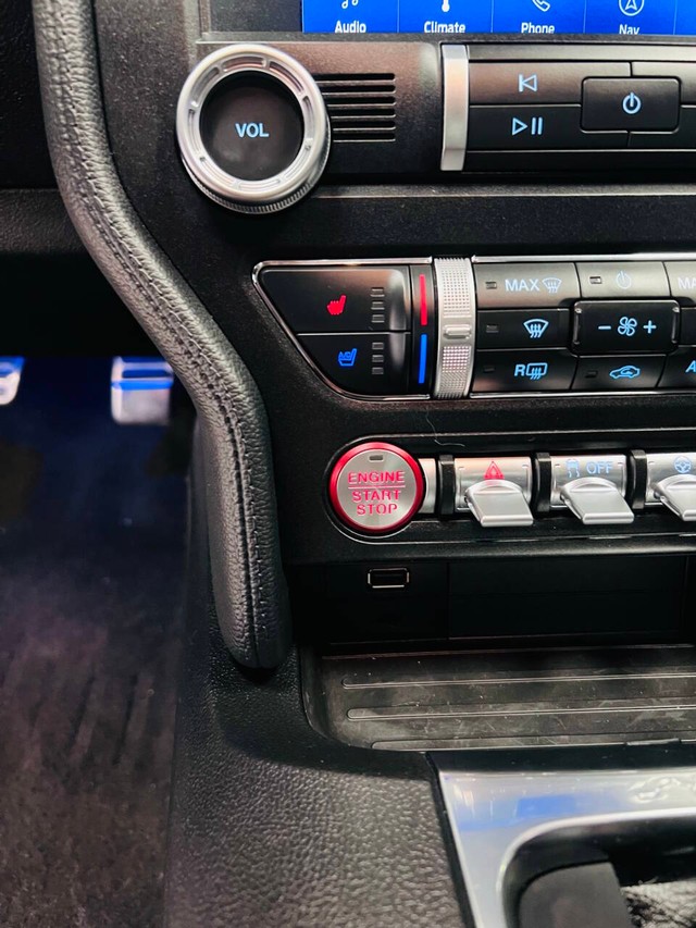 Ford Mustang Vehicle Full-screen Gallery Image 21