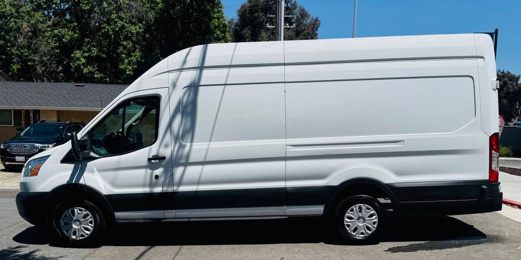 Ford Transit Van Vehicle Full-screen Gallery Image 04