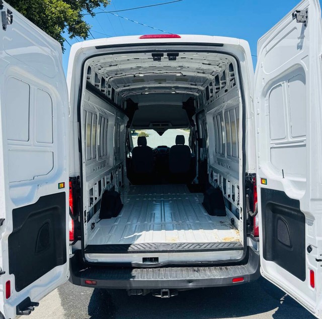 Ford Transit Van Vehicle Full-screen Gallery Image 09