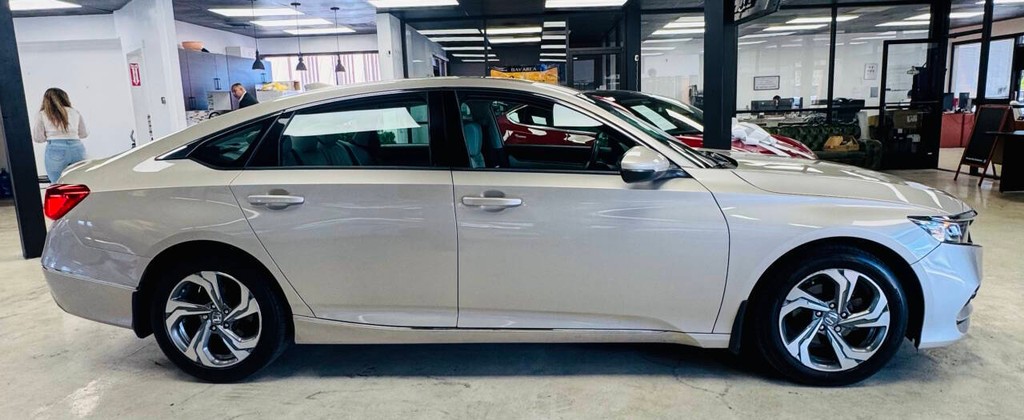 Honda Accord Vehicle Full-screen Gallery Image 05