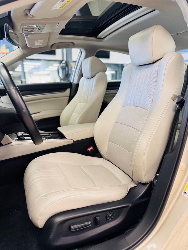 Honda Accord Vehicle Full-screen Gallery Image 12