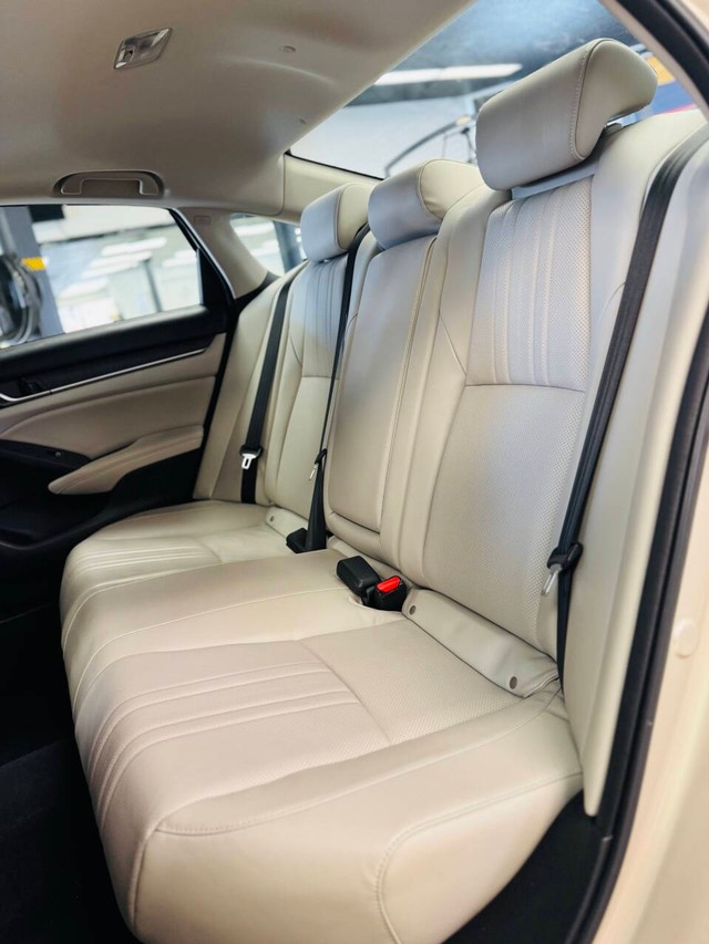 Honda Accord Vehicle Full-screen Gallery Image 14
