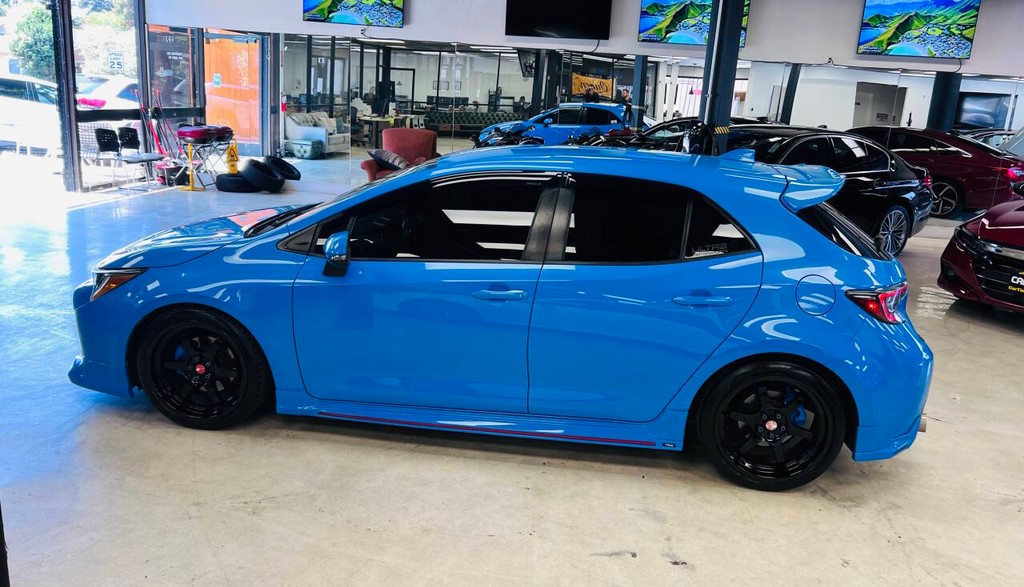 Toyota Corolla Hatchback Vehicle Full-screen Gallery Image 05