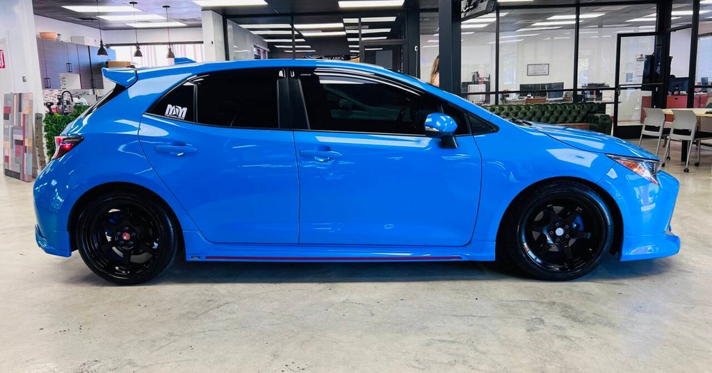 Toyota Corolla Hatchback Vehicle Full-screen Gallery Image 09