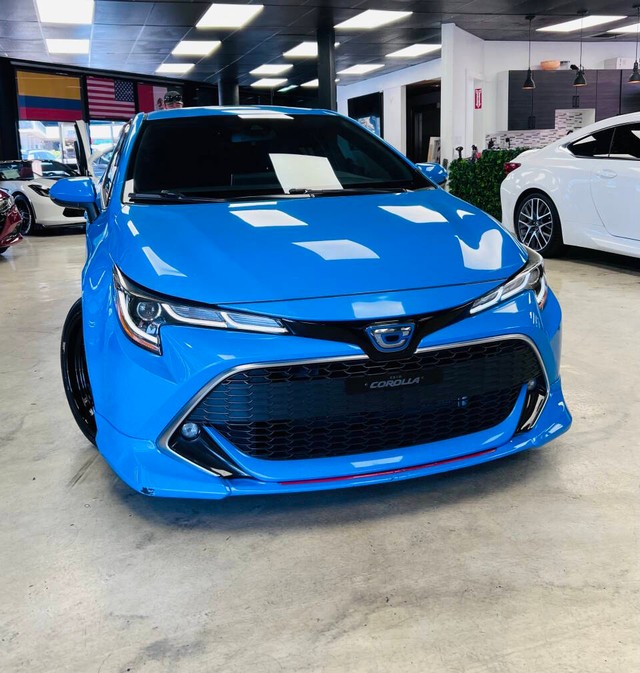 Toyota Corolla Hatchback Vehicle Full-screen Gallery Image 02