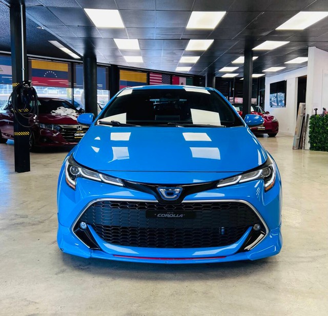 Toyota Corolla Hatchback Vehicle Full-screen Gallery Image 03