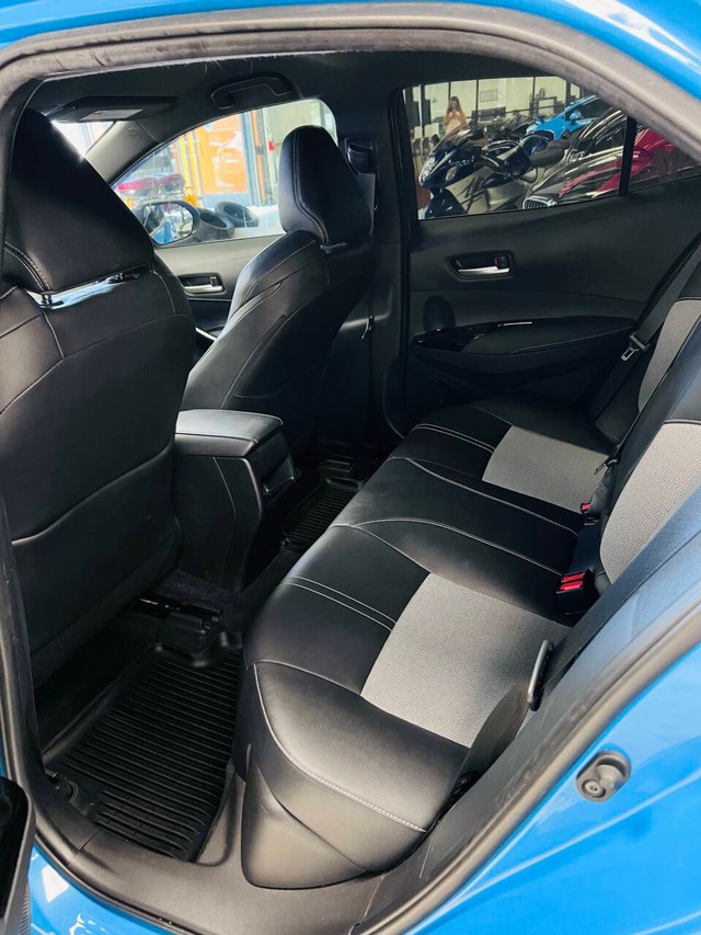 Toyota Corolla Hatchback Vehicle Full-screen Gallery Image 12