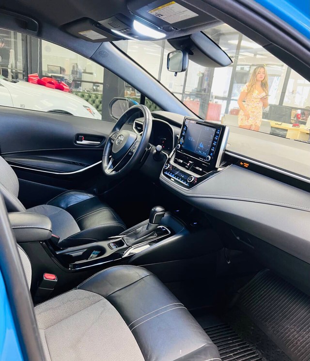 Toyota Corolla Hatchback Vehicle Full-screen Gallery Image 14