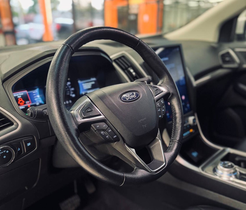 Ford Edge Vehicle Full-screen Gallery Image 11