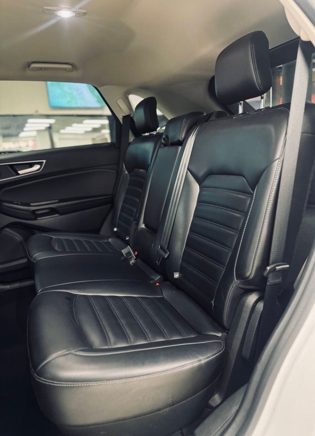 Ford Edge Vehicle Full-screen Gallery Image 15