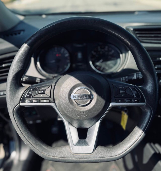 Nissan Rogue Vehicle Full-screen Gallery Image 09