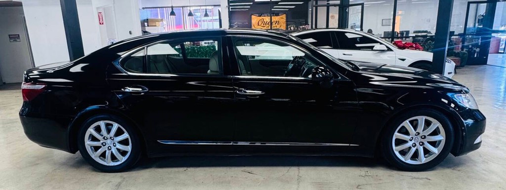 Lexus LS 460 Vehicle Full-screen Gallery Image 04