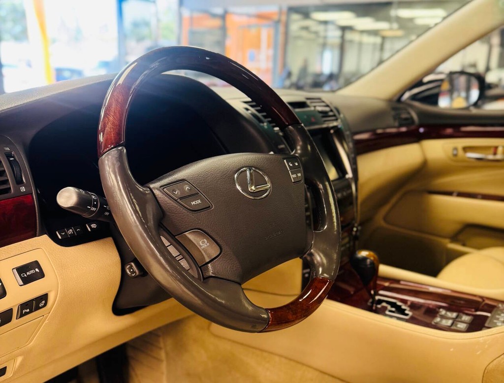 Lexus LS 460 Vehicle Full-screen Gallery Image 10