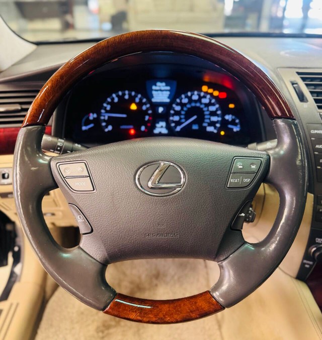 Lexus LS 460 Vehicle Full-screen Gallery Image 09