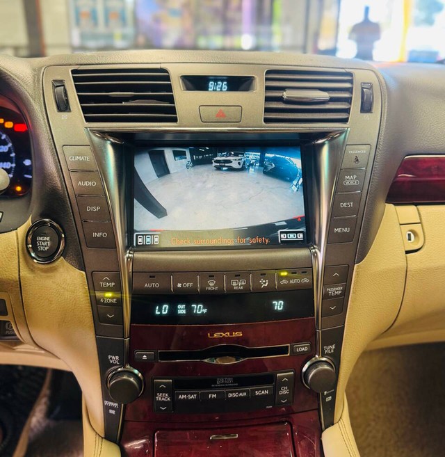 Lexus LS 460 Vehicle Full-screen Gallery Image 11