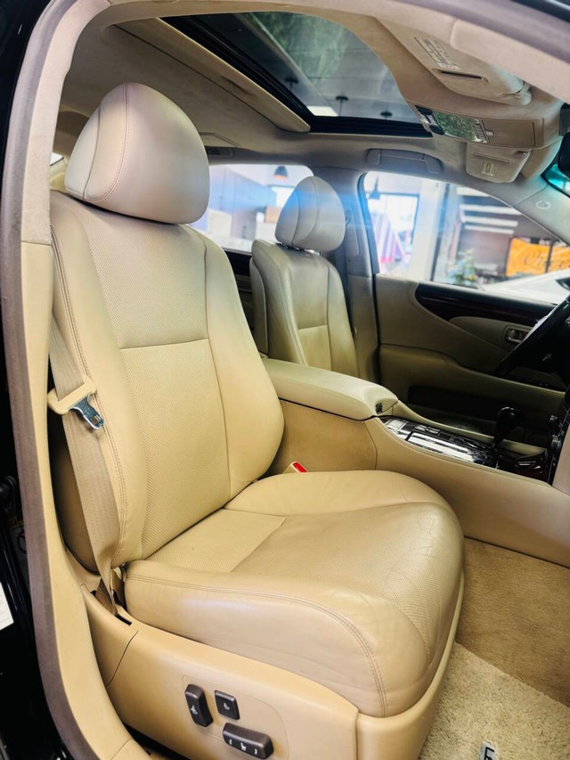 Lexus LS 460 Vehicle Full-screen Gallery Image 13