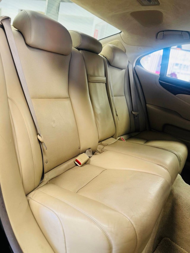 Lexus LS 460 Vehicle Full-screen Gallery Image 15