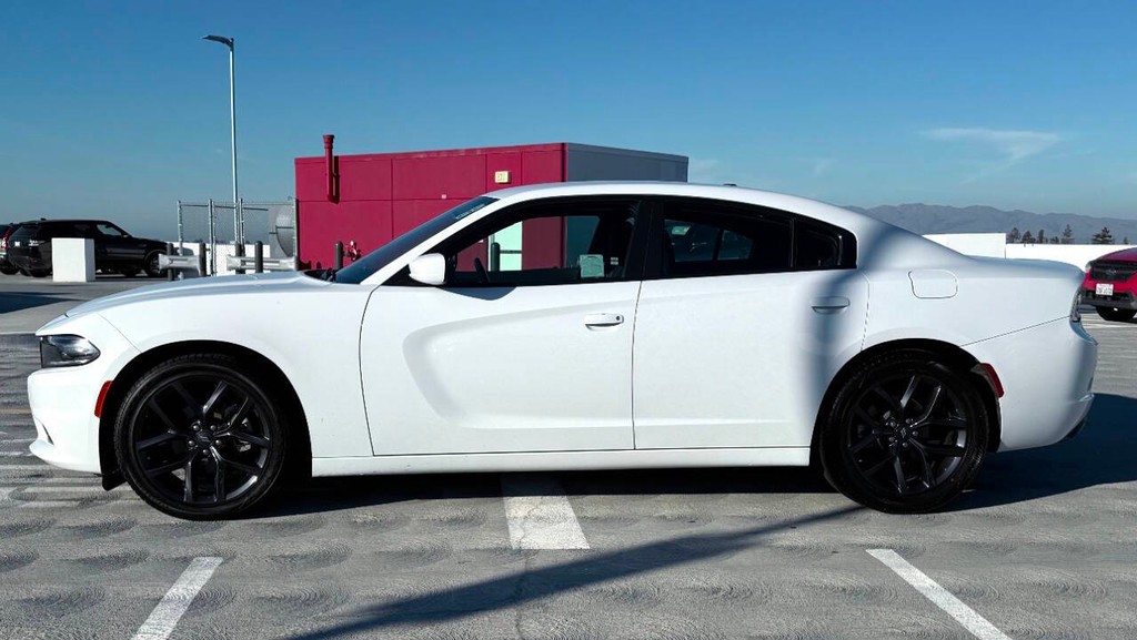Dodge Charger Vehicle Full-screen Gallery Image 05