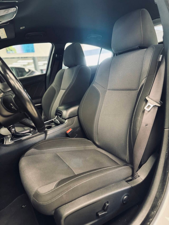 Dodge Charger Vehicle Full-screen Gallery Image 12