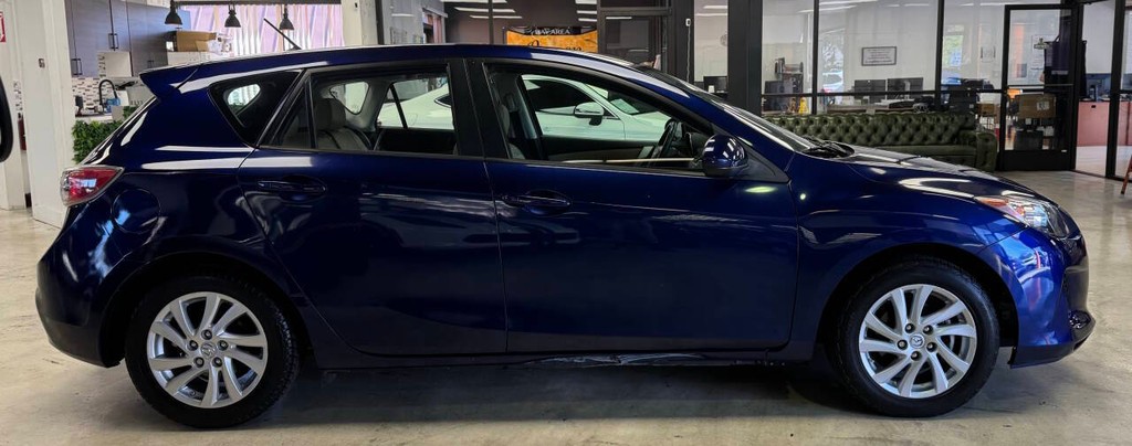 Mazda MAZDA3 Vehicle Full-screen Gallery Image 08