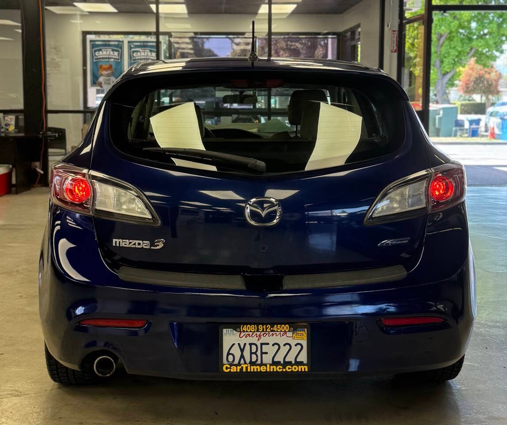 Mazda MAZDA3 Vehicle Full-screen Gallery Image 10