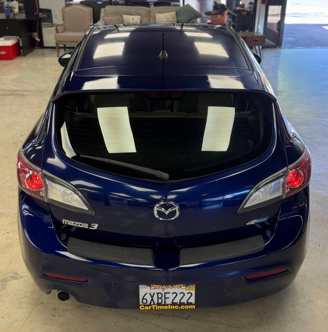 Mazda MAZDA3 Vehicle Full-screen Gallery Image 11