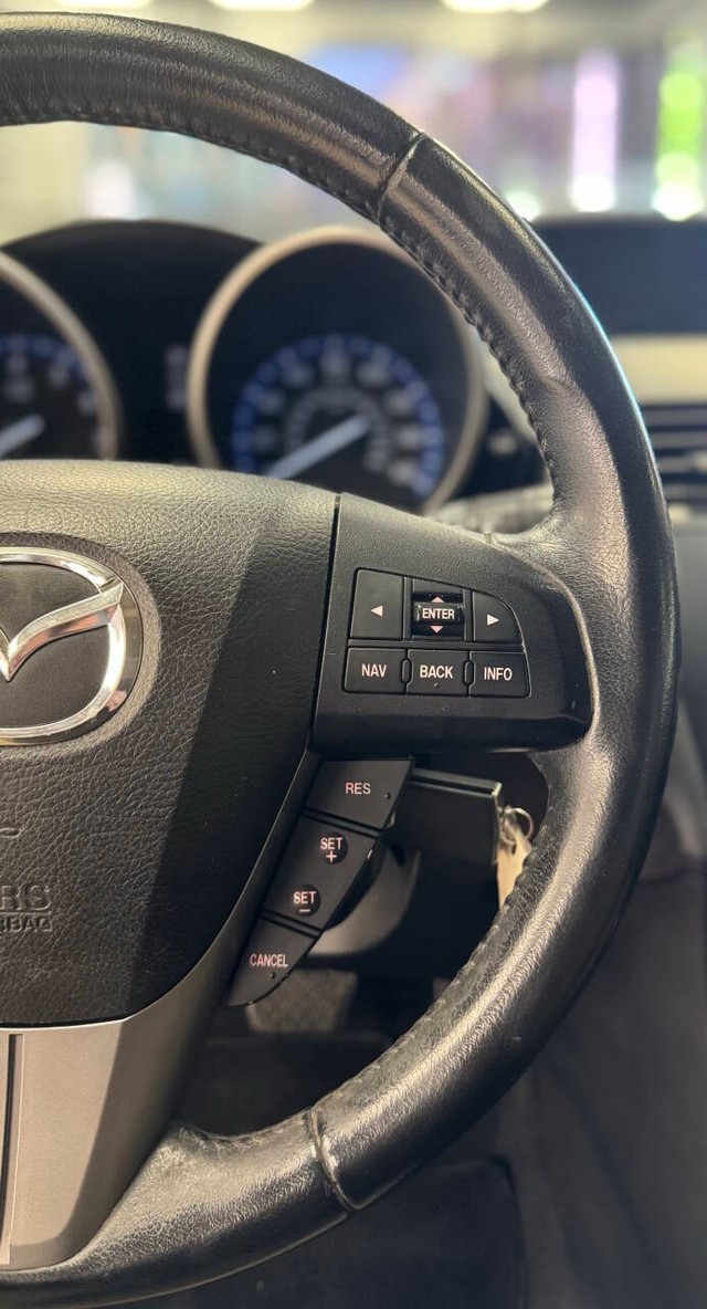 Mazda MAZDA3 Vehicle Full-screen Gallery Image 14