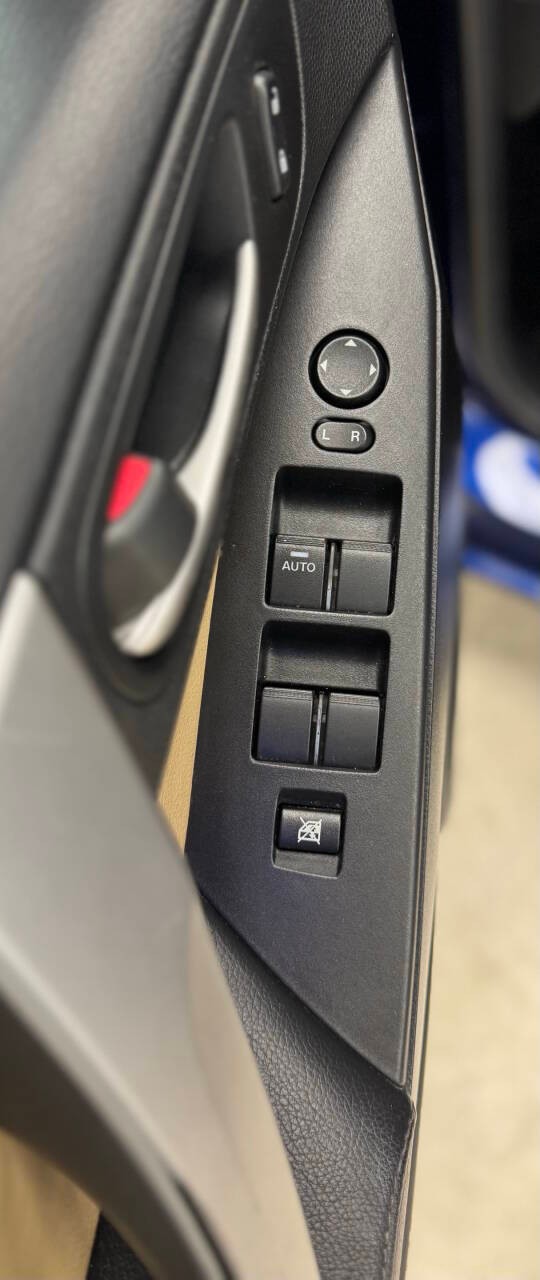 Mazda MAZDA3 Vehicle Full-screen Gallery Image 16