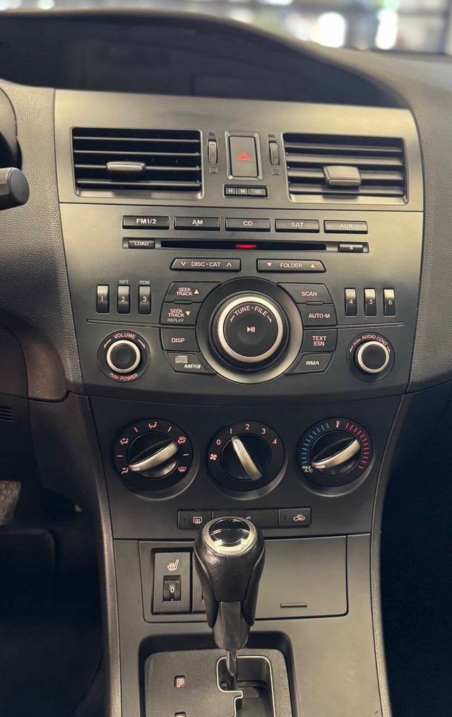 Mazda MAZDA3 Vehicle Full-screen Gallery Image 18