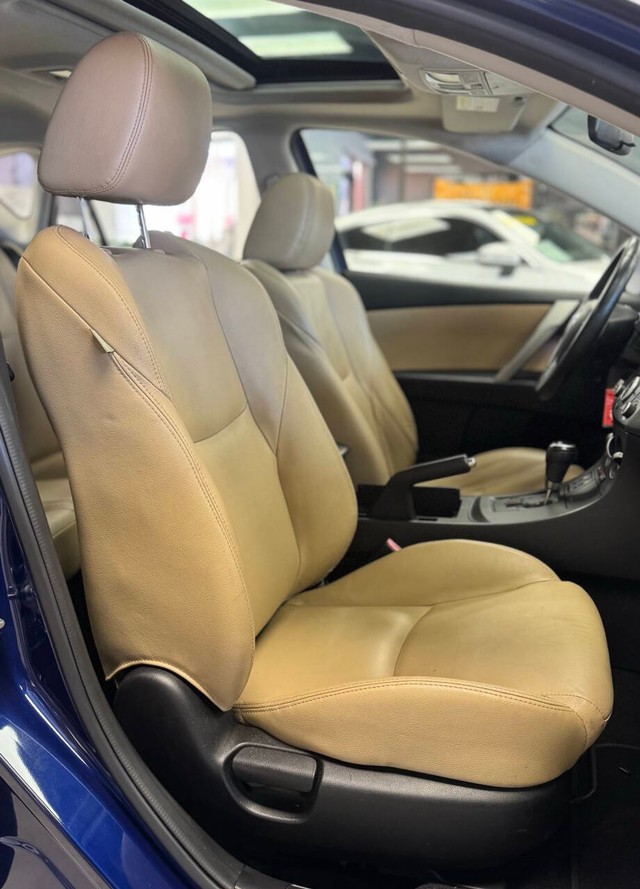 Mazda MAZDA3 Vehicle Full-screen Gallery Image 19