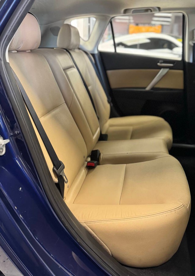 Mazda MAZDA3 Vehicle Full-screen Gallery Image 20