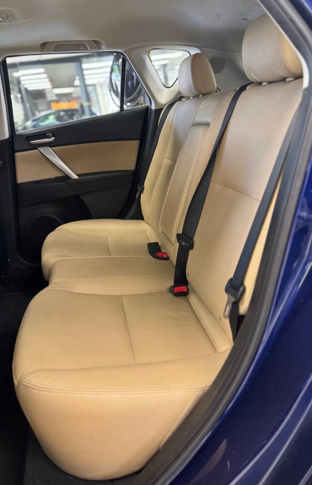 Mazda MAZDA3 Vehicle Full-screen Gallery Image 21