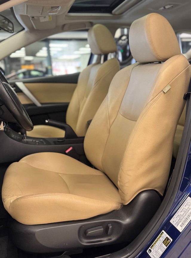 Mazda MAZDA3 Vehicle Full-screen Gallery Image 22