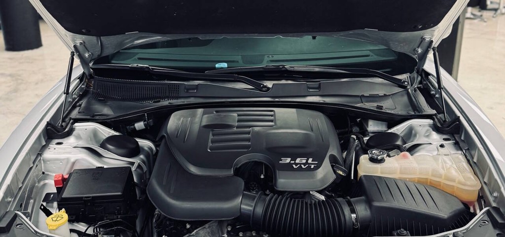 Dodge Charger Vehicle Full-screen Gallery Image 26