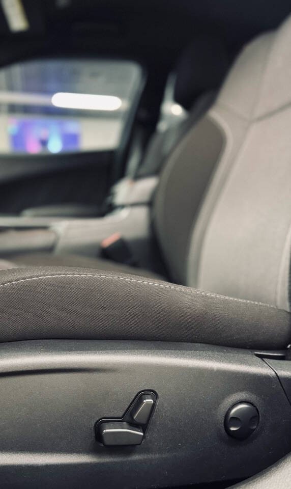 Dodge Charger Vehicle Full-screen Gallery Image 28