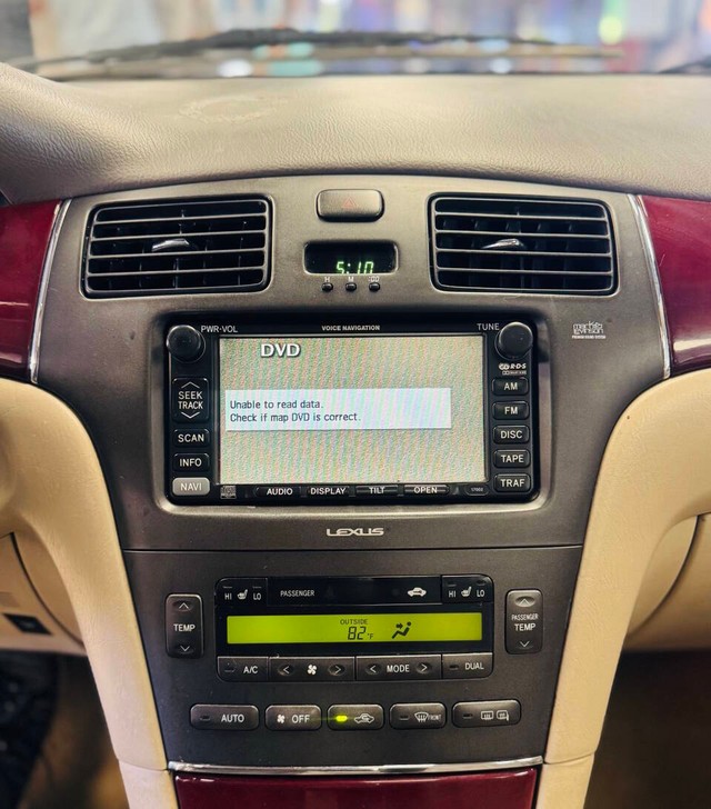 Lexus ES 300 Vehicle Full-screen Gallery Image 11