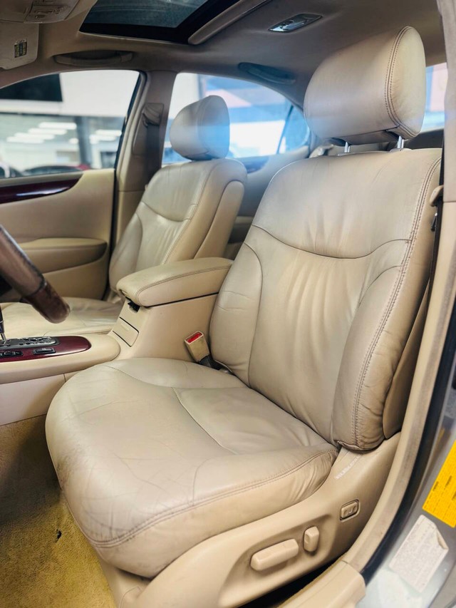 Lexus ES 300 Vehicle Full-screen Gallery Image 12