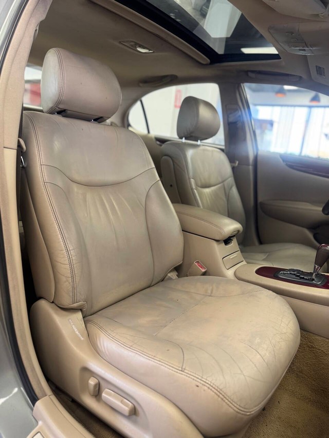 Lexus ES 300 Vehicle Full-screen Gallery Image 13