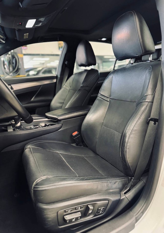 Lexus GS 350 Vehicle Full-screen Gallery Image 13