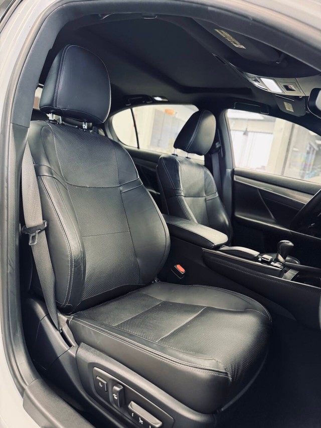 Lexus GS 350 Vehicle Full-screen Gallery Image 14