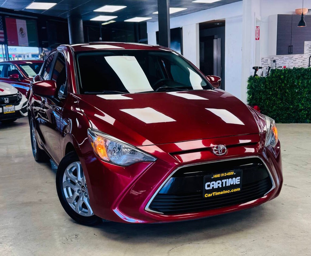 Toyota Yaris iA Vehicle Full-screen Gallery Image 02