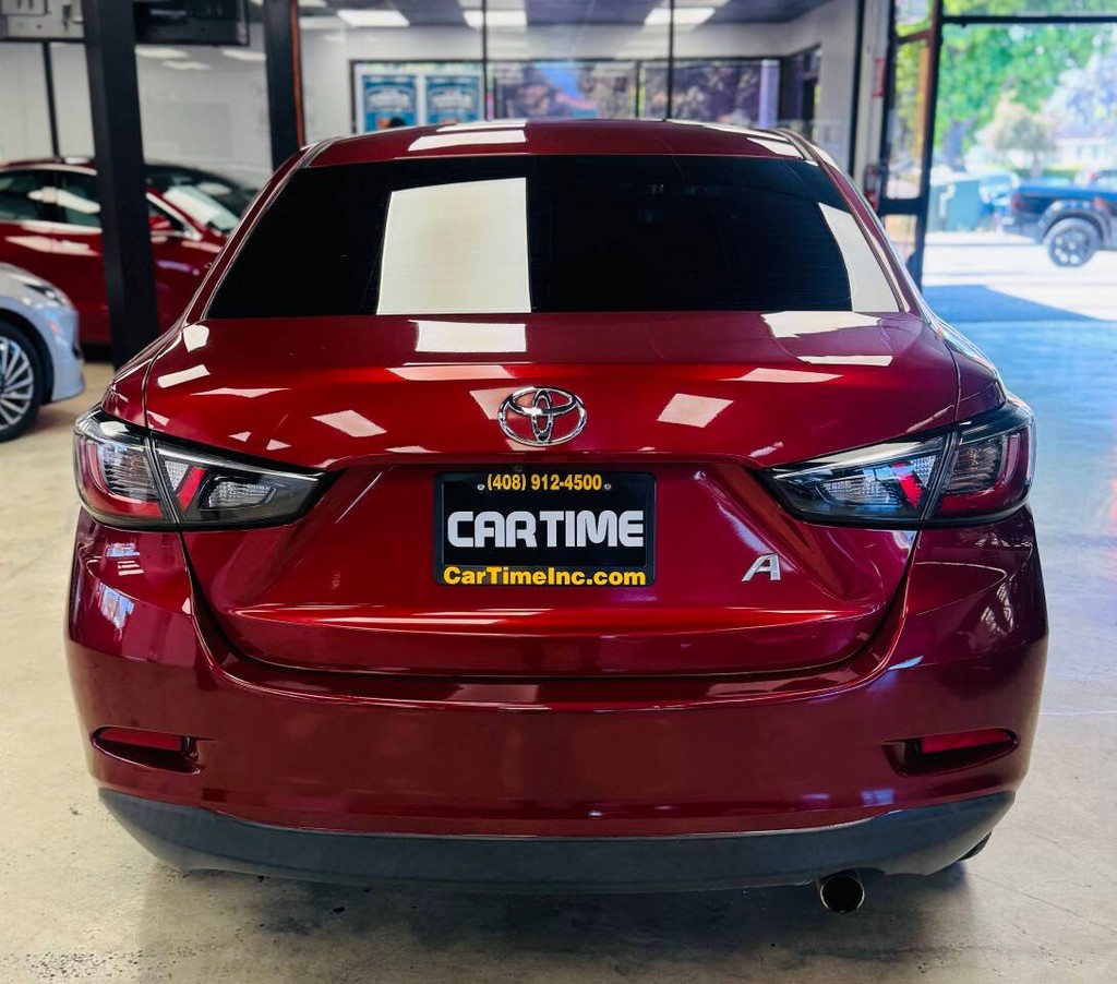 Toyota Yaris iA Vehicle Full-screen Gallery Image 06