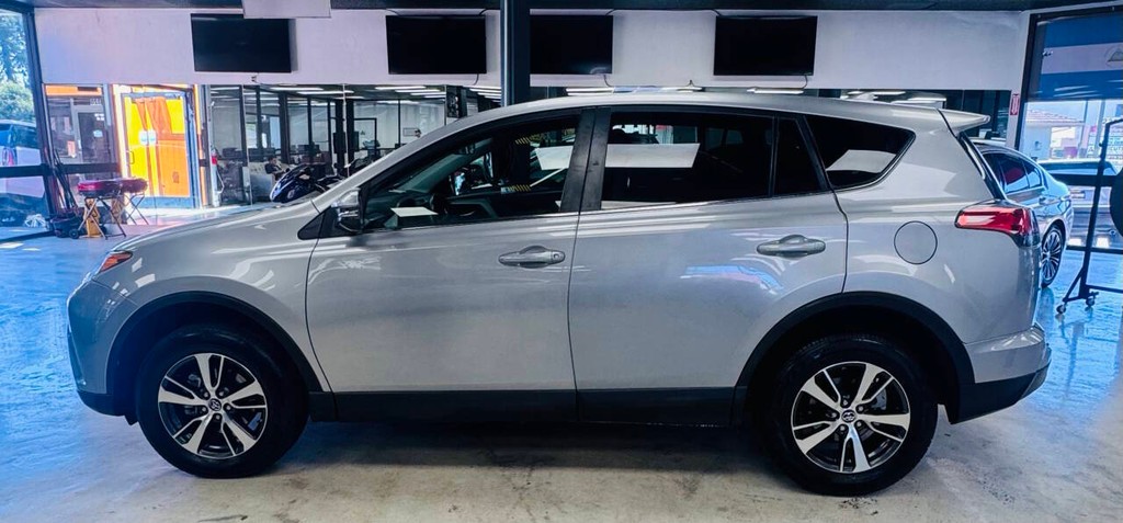 Toyota RAV4 Vehicle Full-screen Gallery Image 04